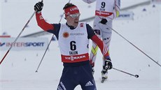 Maxim Vyleg�anin triumfáln� slaví vít�zství ve skiatlonu na MS ve Falunu.