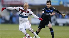 Arjen Robben (vlevo) z Bayernu Mnichov touí uniknout Lukasi Ruppovi z...