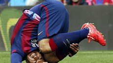 KOTOUL. Útoník Barcelony Luis Suárez bhem utkání s Málagou