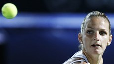 Karolína Plíková bedliv sleduje míek ve finále turnaje v Dubaji.