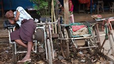 Typický oblek Barmánce � ko�ile a sukn� zavázaná na velký uzel u pasu.