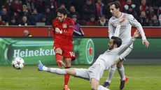 Momentka z utkání Leverkusen vs. Atlético z roku 2015: Mario Manduki z madridského týmu se snaí kontrolovat mí ped napadajícím Kyriakosem Papadopoulosem.