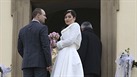 Nevěsta Alexandra Nosková vstupuje do kostela v Osvětimanech.