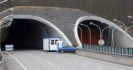 Konen pln prjezdný. Pisárecký tunel se po nkolikatýdenních opravách o...