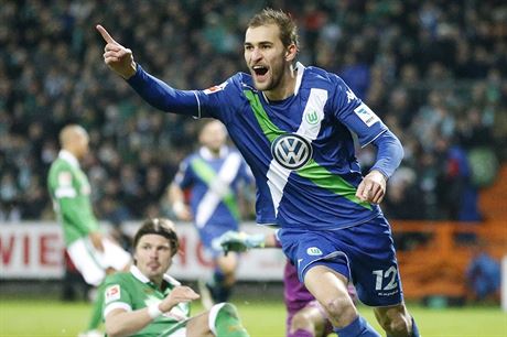 A JE TAM DALÍ! Bas Dost z Wolfsburgu slaví gól: v této sezon astý obrázek na...