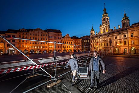 Na námstí Pemysla Otakara II. vyrostla lávka z leení, která spojuje radnici...