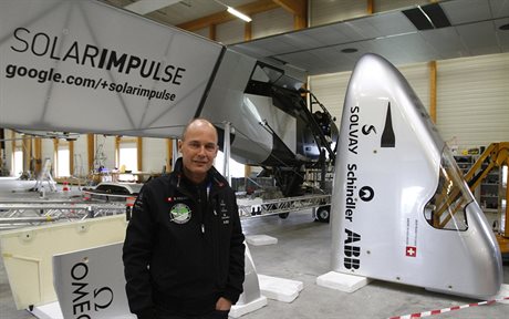 Bertrand Piccard ped rozestavnm letounem Solar Impulse 2 na letiti Payerne,...