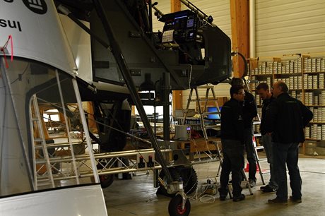 Solar Impulse 2 v hangru na letiti Payerne, jen 2014