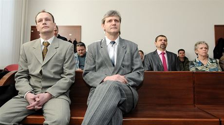 Lékai Viktor Hladík (vlevo) a Petr Tancer v soudní síni Okresního soudu ve...