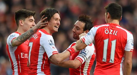 Tomá Rosický (druhý zleva) slaví se spoluhrái z Arsenalu svj gól proti...