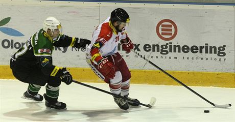 Olomoucký útoník Rostislav Marosz (vpravo) v akci v extraligovém zápase.