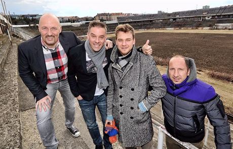 Fotbalisté Petr vancara (druhý zleva) a Ludk Zelenka (vlevo) vzali za...