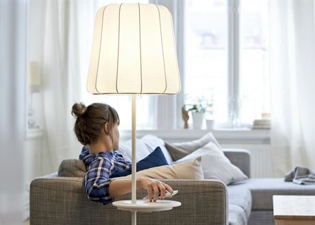 Lampa Ikea vedle svcen doke i bezdrtovb nabt teba mobiln telefon.