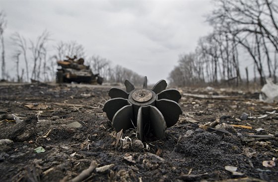 Nevybuchlá střela z minometu  na silnici do Debalceve (2. března 2015)