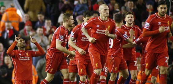 Fotbalisté Liverpoolu slaví branku v duelu s Burnley.
