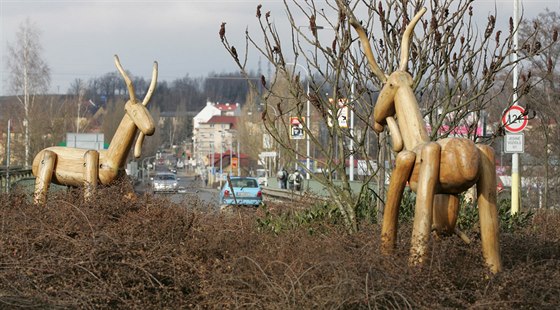 Dřevěné sochy páru koz na kruhovém objezdu u karlovarského obchodního centra...