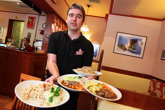 Číšník Petr Suchý servíruje jídlo v karlovarské restauraci Verona, kde mají...