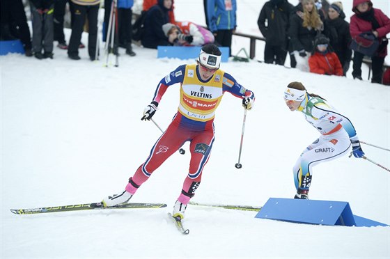 Norská bkyn Marit Björgenová si jede pro sprinterské vítzství v Lahti.