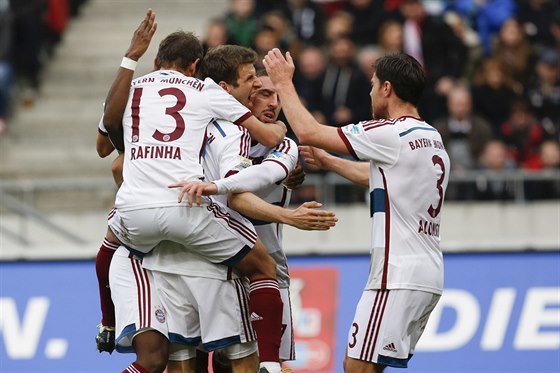 Fotbalisté Bayernu objímají Thomase Müllera, který dvma góly otoil zápas v...