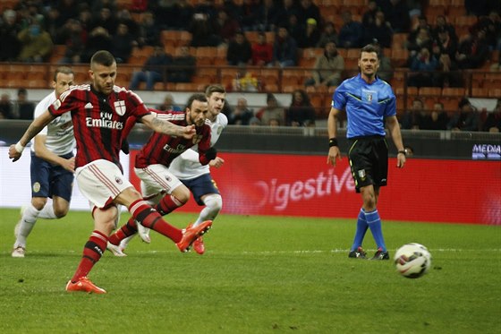 Jeremy Menez z AC Milán promuje penaltu v utkání s Veronou.