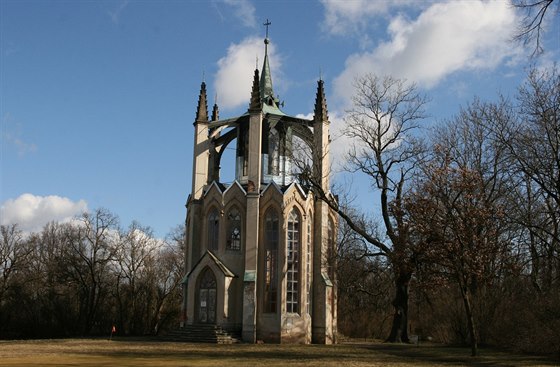 Unikátní novogotický templ stojí v nejvyím bodu parku u zámku Krásný Dvr na...