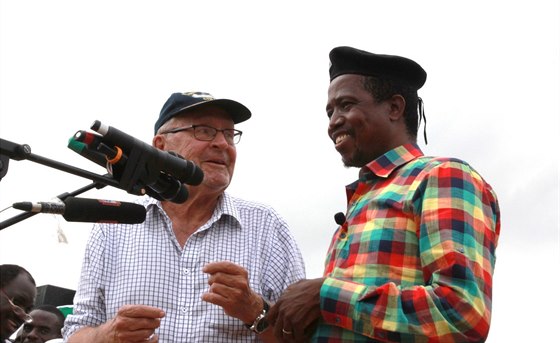 Prezident Zambie Edgar Lungu (vpravo) na snímku z ledna 2015