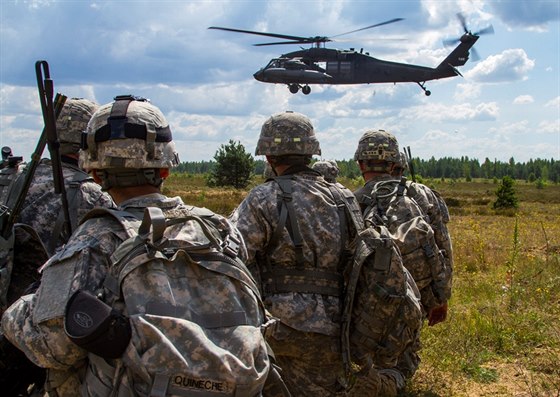 Parautisté z americké 173. výsadkové brigády sledují pistávající vrtulník...