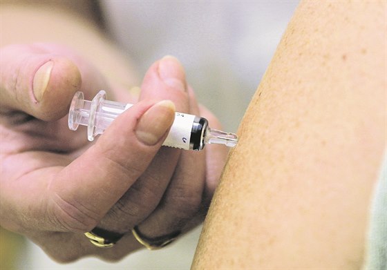 Očkování proti spalničkám, zarděnkám a příušnicím se provádí ve dvou dávkách. (ilustrační snímek)