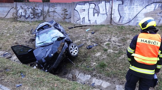 ofér BMW nezvládl v Brn ízení a na Halasov námstí skonil na travnatém...