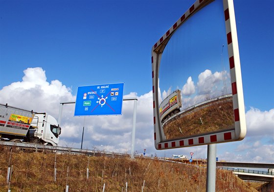 Silnice R35 zatím koní na obí kiovatce v Opatovicích nad Labem.