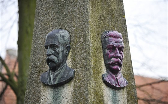 Podobiznu Stalina na pomníku ve Studenci někdo přetřel rudou barvou. Portréty...