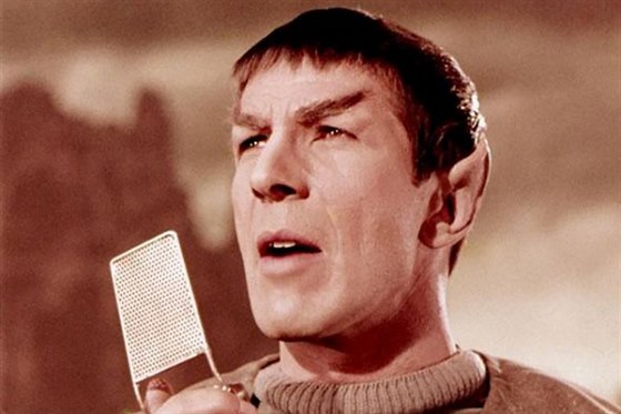 Spock se svým komunikátorem v seriálu Star Trek