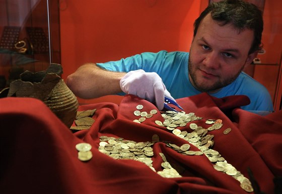 Kurátor chebského muzea Michal Beránek a největší mincovní nález stříbrných...