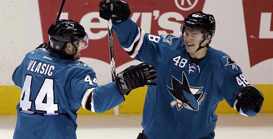 Tomá Hertl, útoník San Jose Sharks.