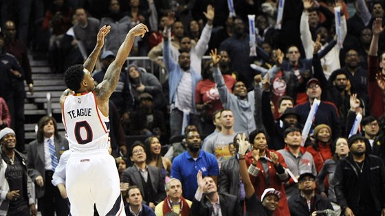 Jeff Teague z Atlanty stílí na ko Houstonu.