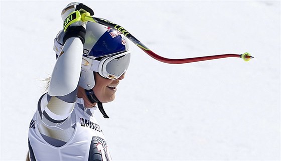 Americká lyaka Lindsey Vonnová se raduje z triumfu v superobím slalomu...