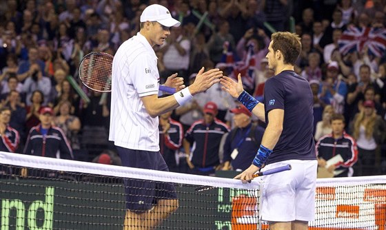 Britský tenista Andy Murray se zdraví na sítí s Amerianem Johnem Isnerem.