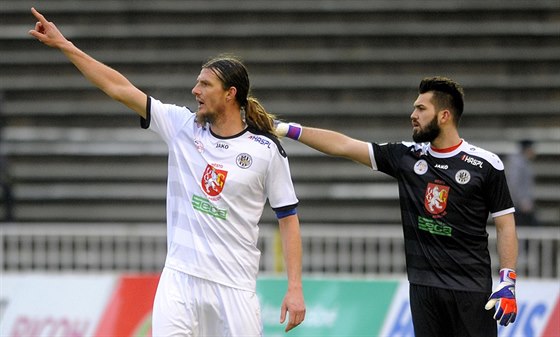 Adrian Rolko (vlevo) a branká Tomá Koubek dirigují hradeckou obranu,