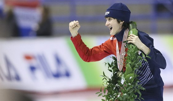 Martina Sáblíková jako vítzka MS v rychlobruslaském víceboji v Calgary.