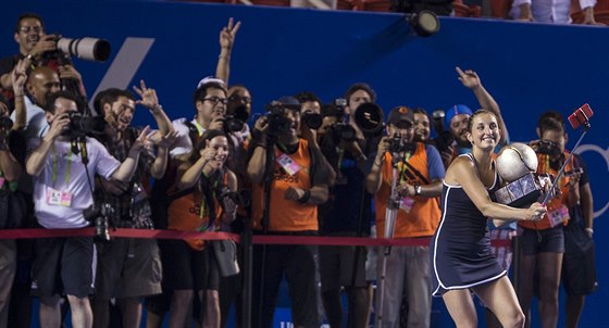 výcarská tenistka Timea Bacsinszká se fotí s trofejí pro vítzku turnaje v...