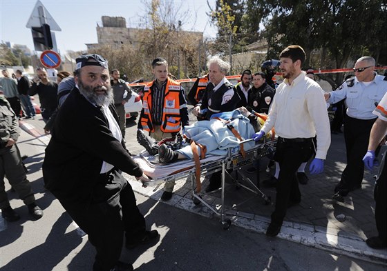 Izraeltí záchranái oetují ranné po útoku Palestince, který najel autem do...