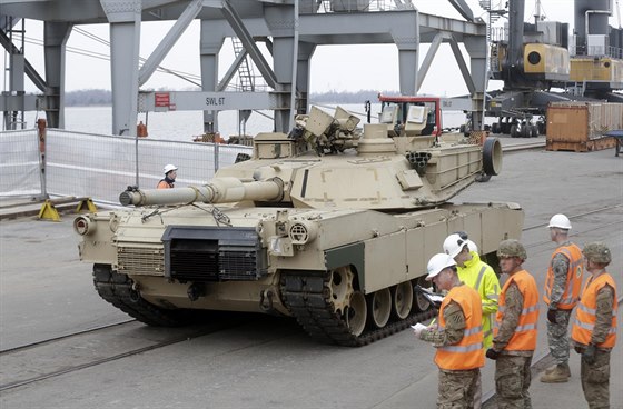 Hlavní bojový tank M1 Abrams americké armády v riském pístavu (Lotysko, 9....