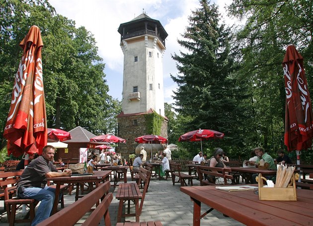 Vřídelní město obklopuje síť překrásných vyhlídek v lázeňských lesích