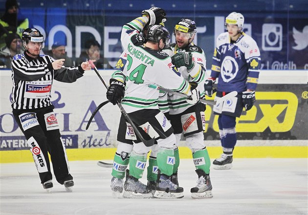 Boleslav�tí hokejisté se radují z gólu na led� Plzn�.