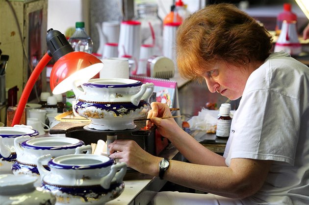 Porcelánka Rudolf Kämpf v Lou�kách vsadila na tradi�ní výrobu.