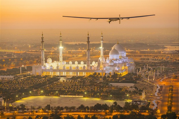 Solar Impulse nad Velkou me�itou v Abú Zabí p�i testovacím letu v únoru 2015