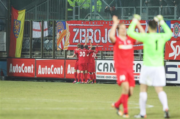 Brn�n�tí fotbalisté se radují z gólu.