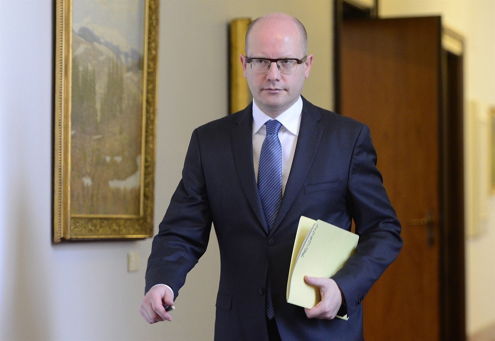 Premiér Bohuslav Sobotka p�ichází na sch�zi vlády 4. února v Praze