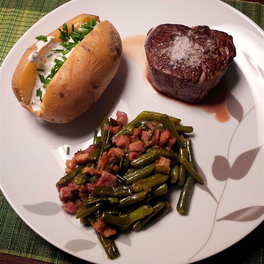 Hov�zí steak ze sví�kové, slaninové fazolky, brambora s tvarohem
