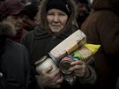 Distribuce humanitární pomoci ve mst Popasna na východ Ukrajiny (28. února...